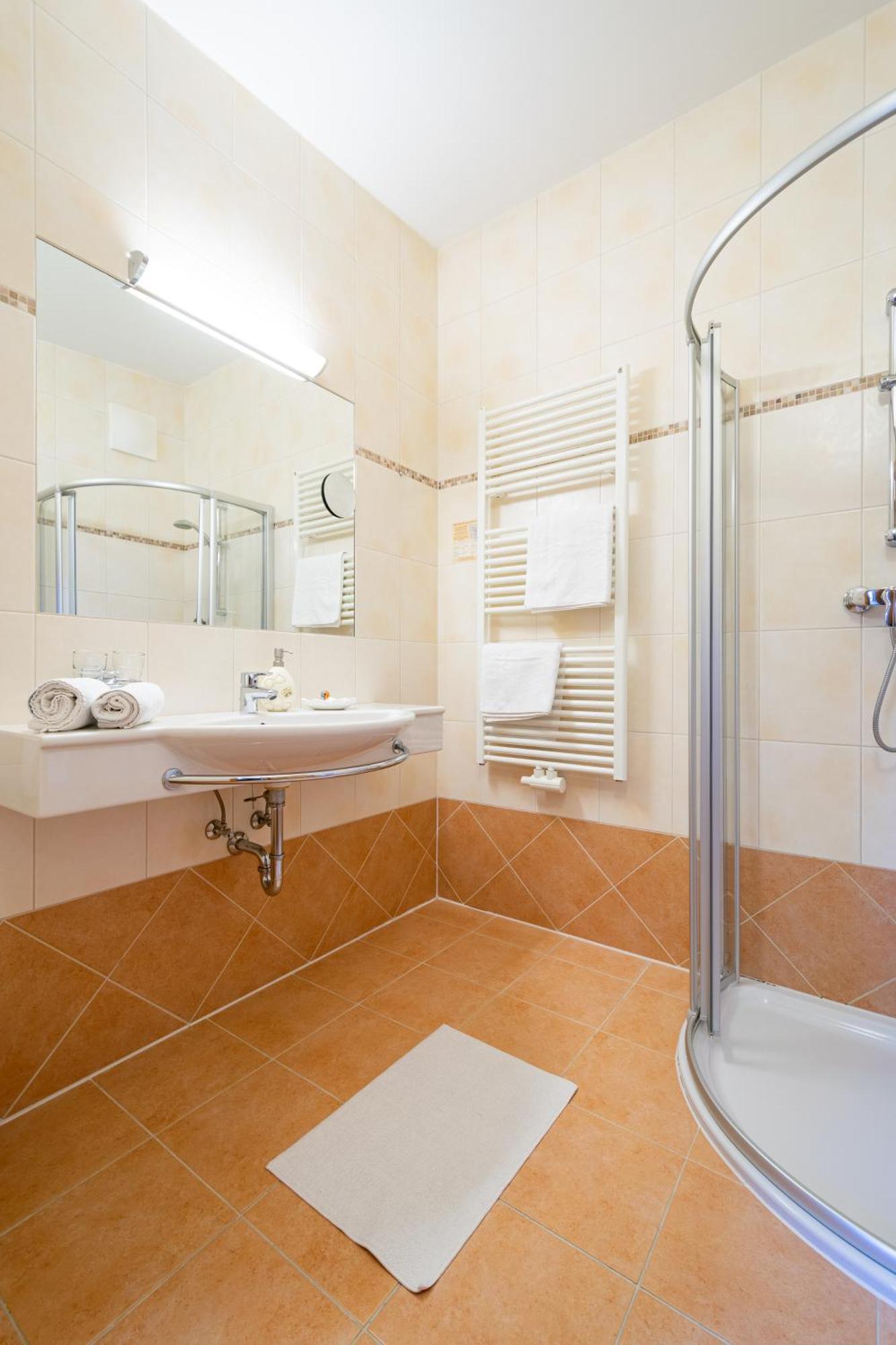 Landhotel Hubengut Bed And Breakfast ラートシュタット エクステリア 写真