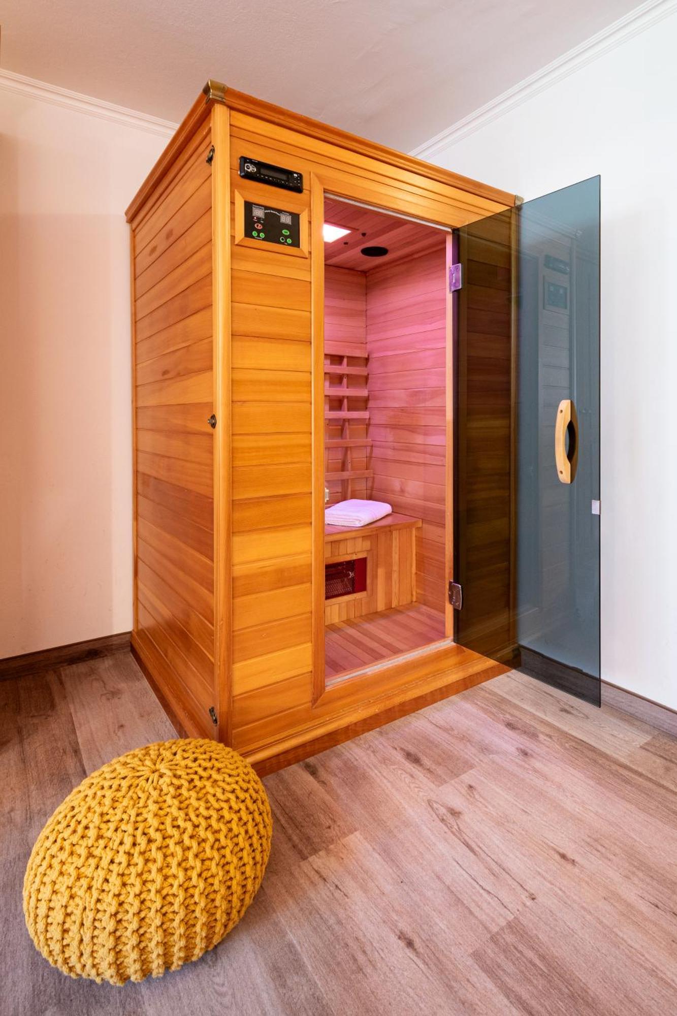 Landhotel Hubengut Bed And Breakfast ラートシュタット エクステリア 写真