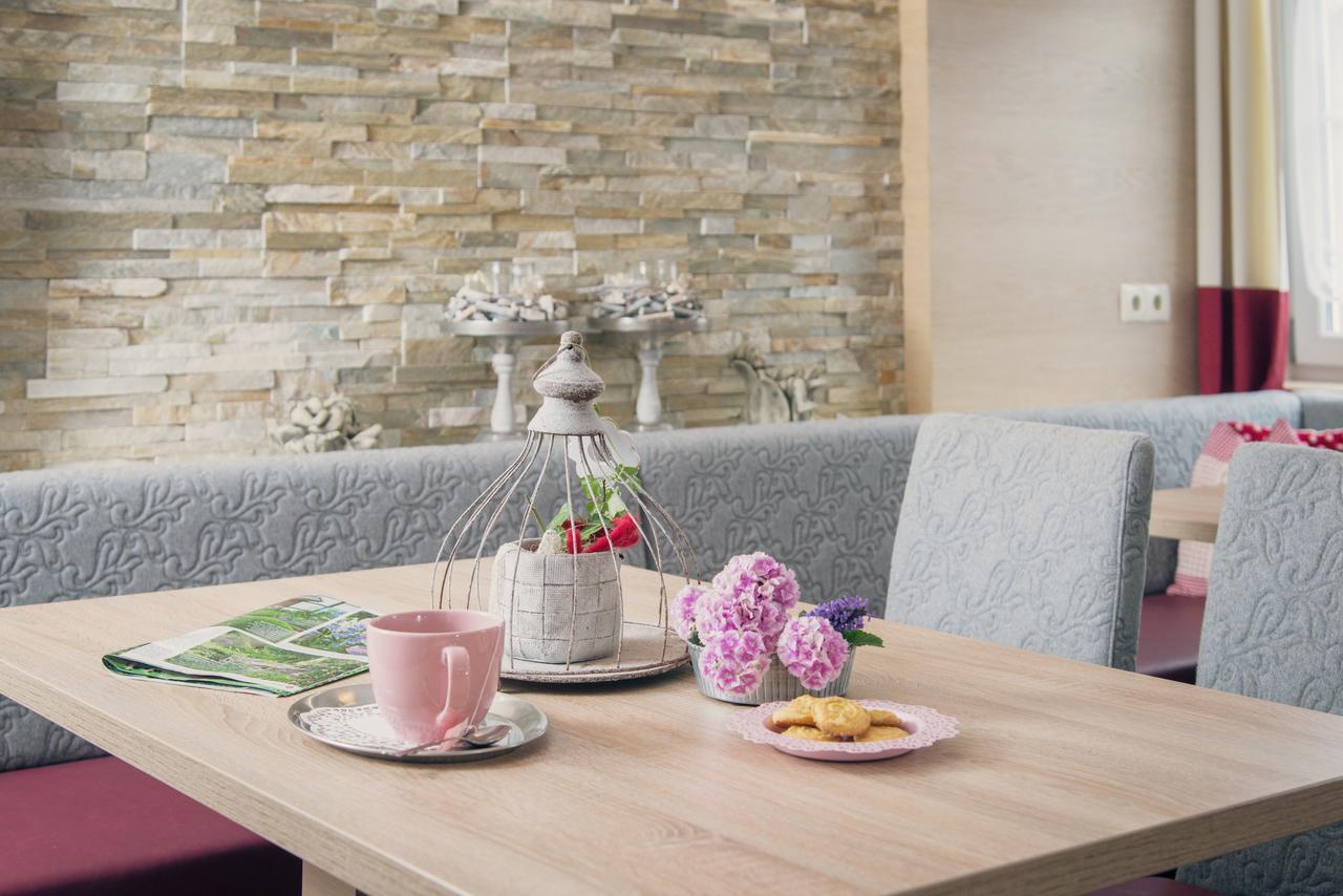 Landhotel Hubengut Bed And Breakfast ラートシュタット エクステリア 写真