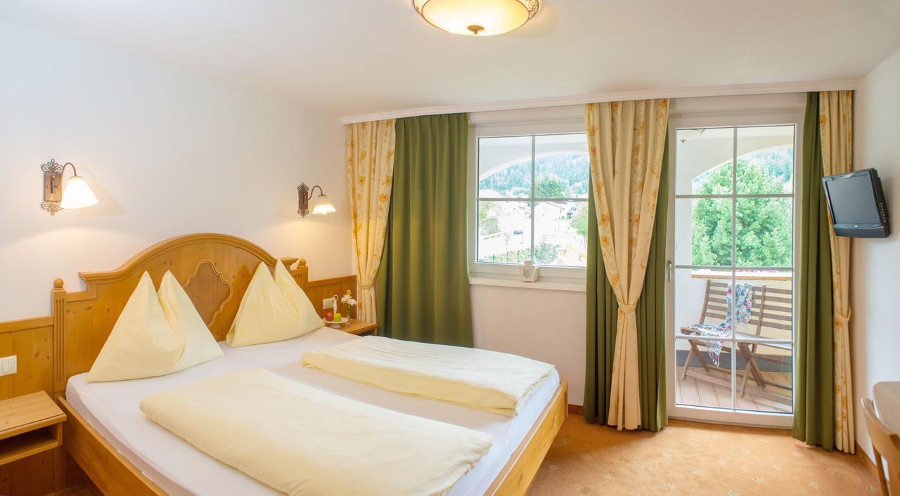 Landhotel Hubengut Bed And Breakfast ラートシュタット エクステリア 写真