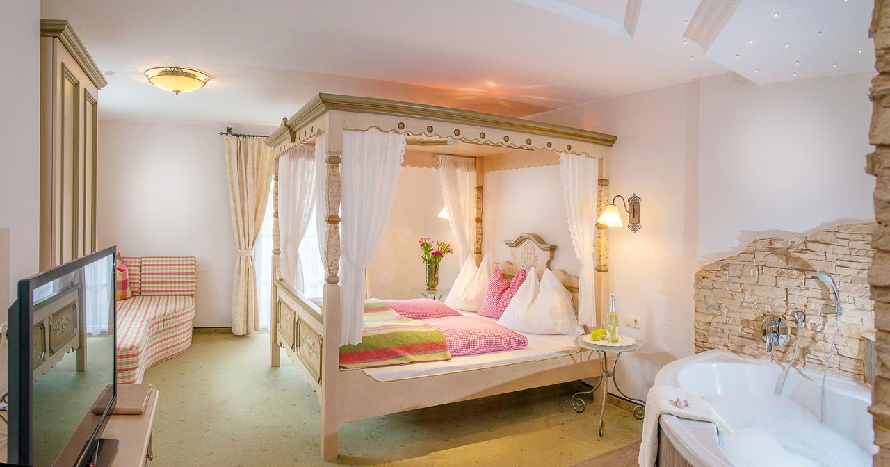 Landhotel Hubengut Bed And Breakfast ラートシュタット エクステリア 写真