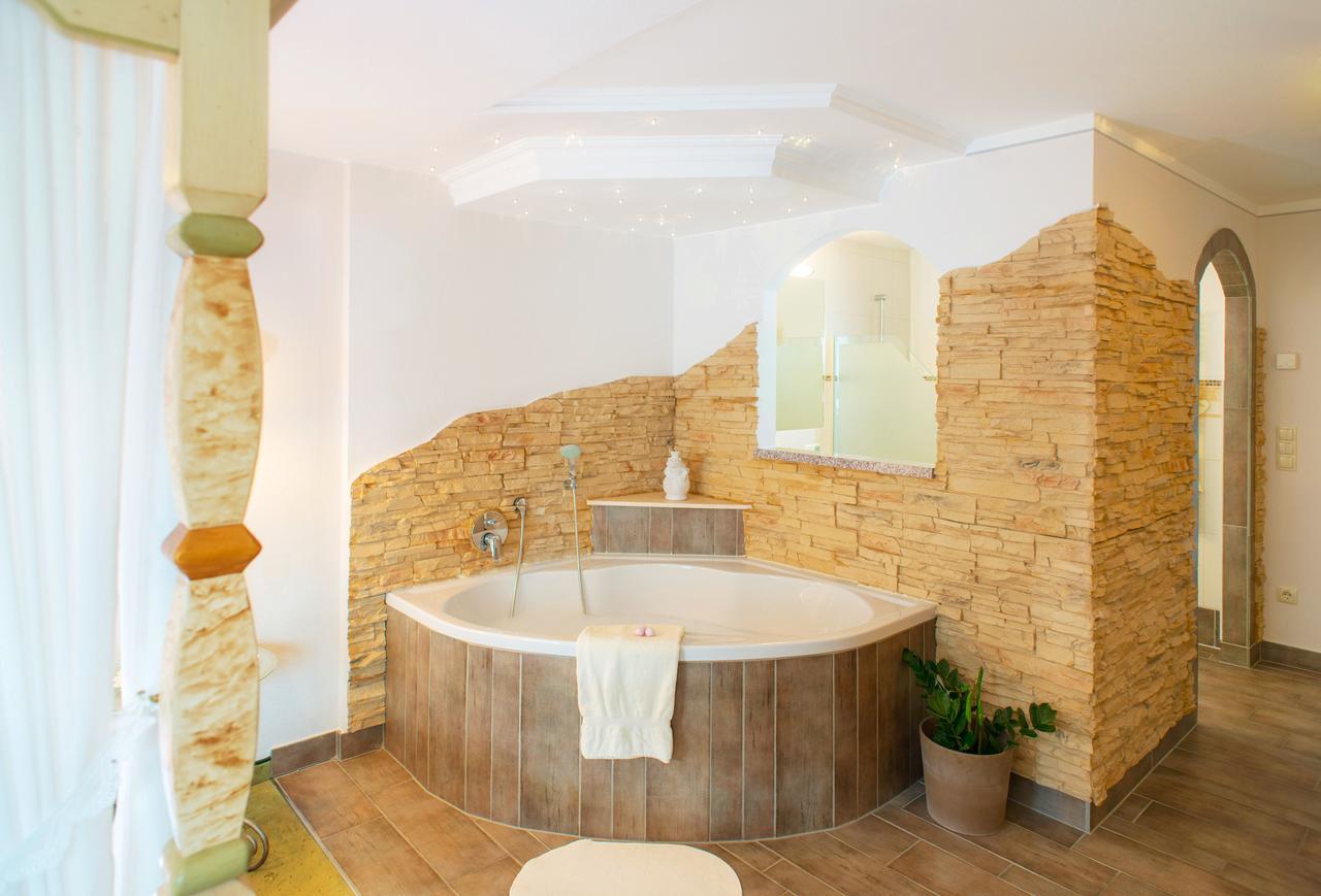 Landhotel Hubengut Bed And Breakfast ラートシュタット エクステリア 写真